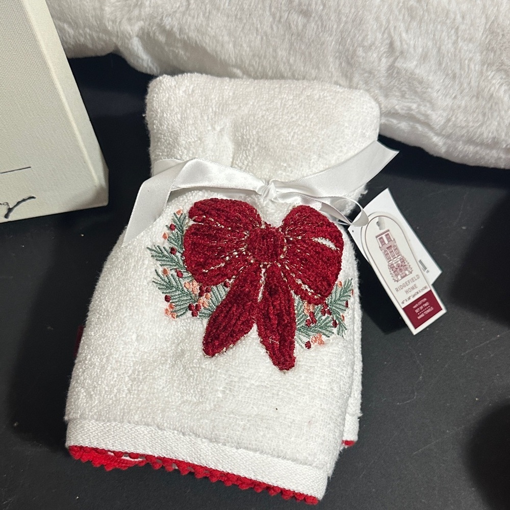 Ridgefield Home set of 2 Christmas bow hand towels